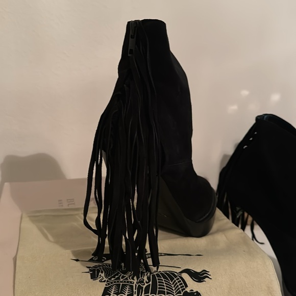 Shoes - Picture 3 of 6